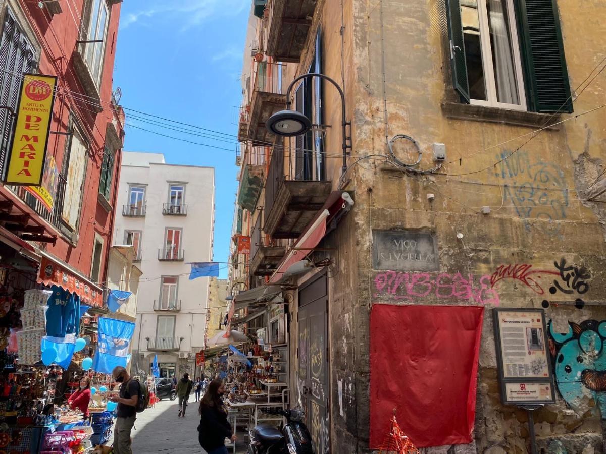 In Love: Balconcino Spaccanapoli Napels
