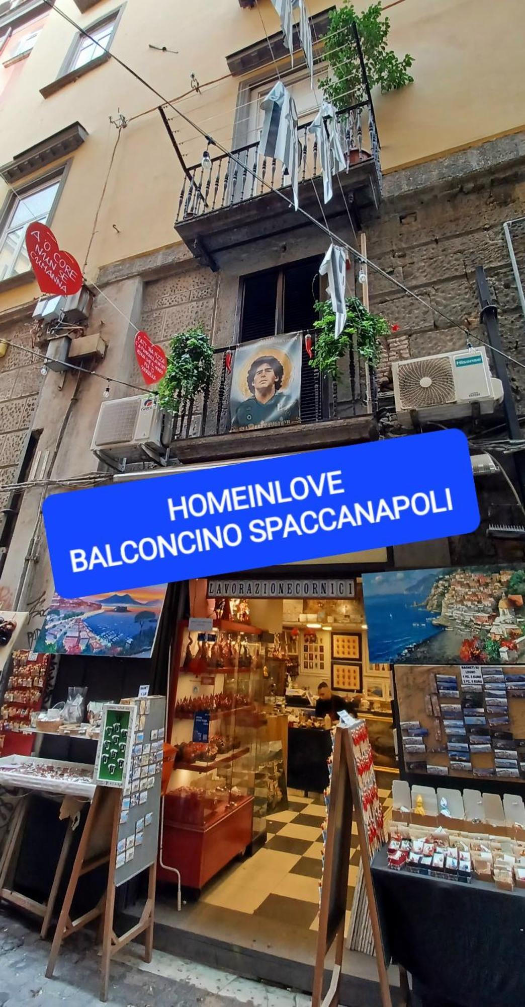 In Love: Balconcino Spaccanapoli Napels